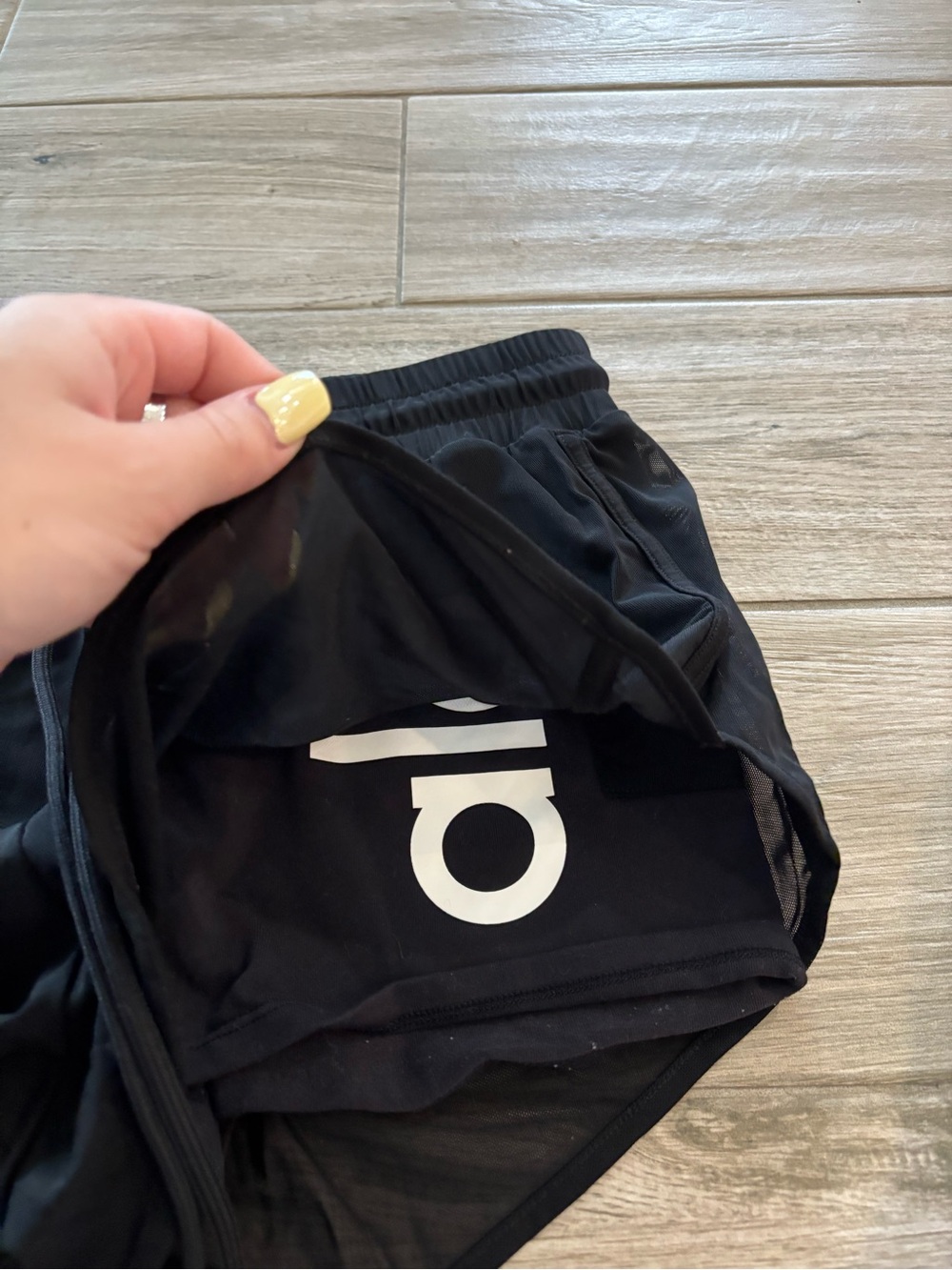 alo yoga shorts - Picture 2 of 4